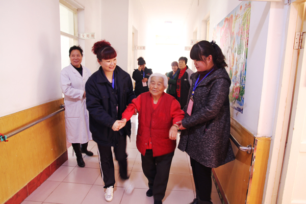 老人的笑容，我們的快樂(lè)——公司青年志愿者走進(jìn)敬老院活動(dòng)側(cè)記.jpg